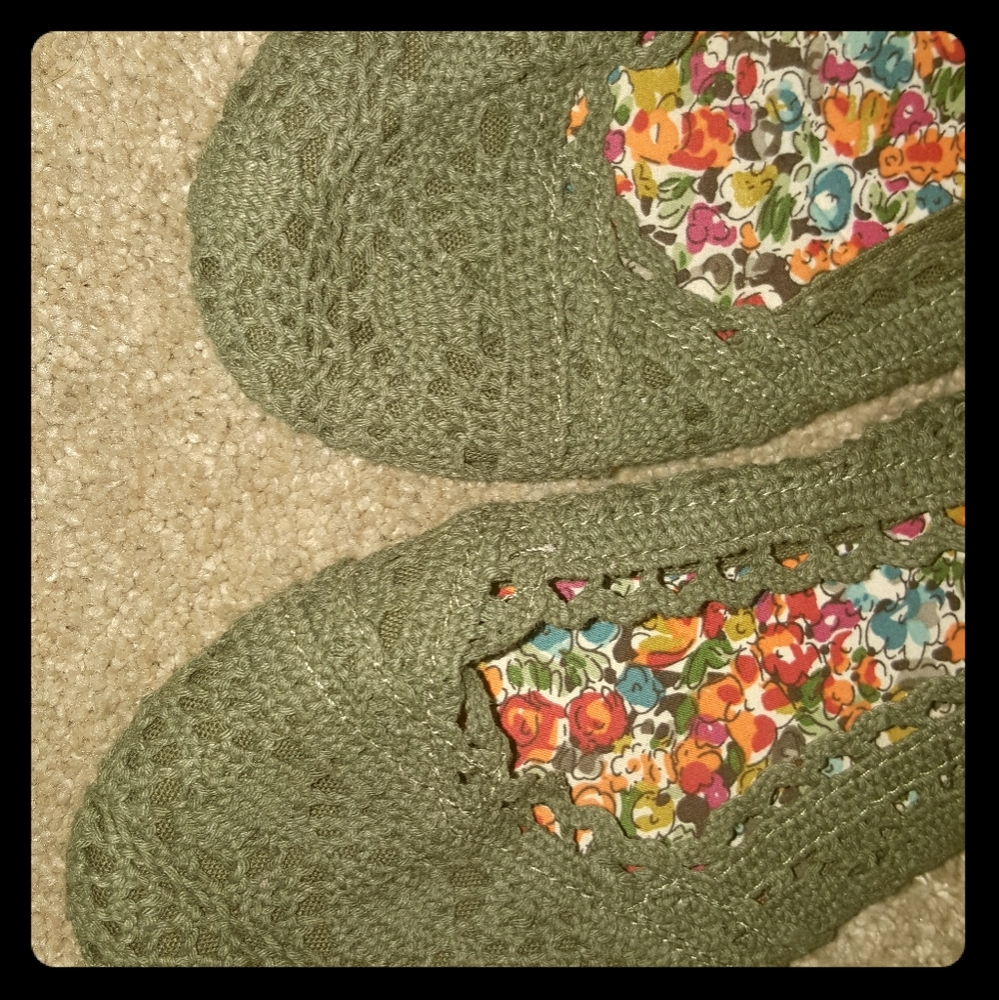 Woman's green lace flats made by bingo. Size 9